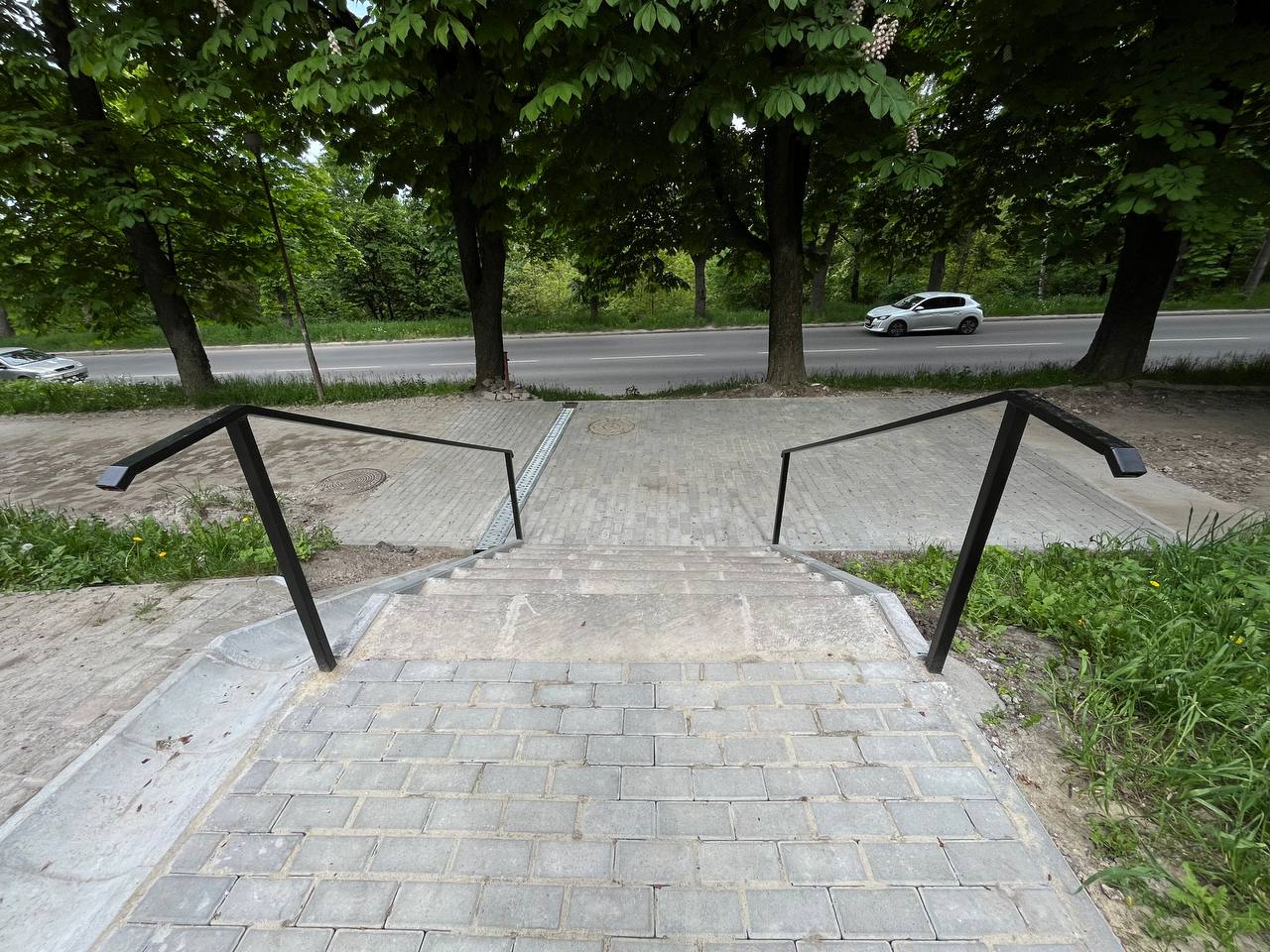 Новини Тернополя - фото з Сходи зробили нові, а тротуар в суцільних вибоїнах: хто і за скільки проводить ремонт на Дружбі