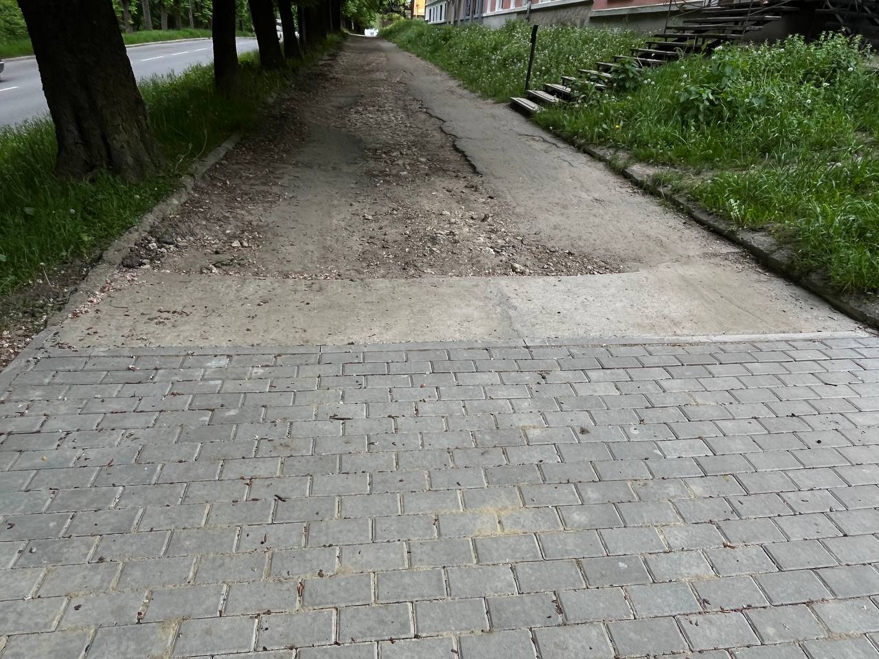 Новини Тернополя - фото з Сходи зробили нові, а тротуар в суцільних вибоїнах: хто і за скільки проводить ремонт на Дружбі