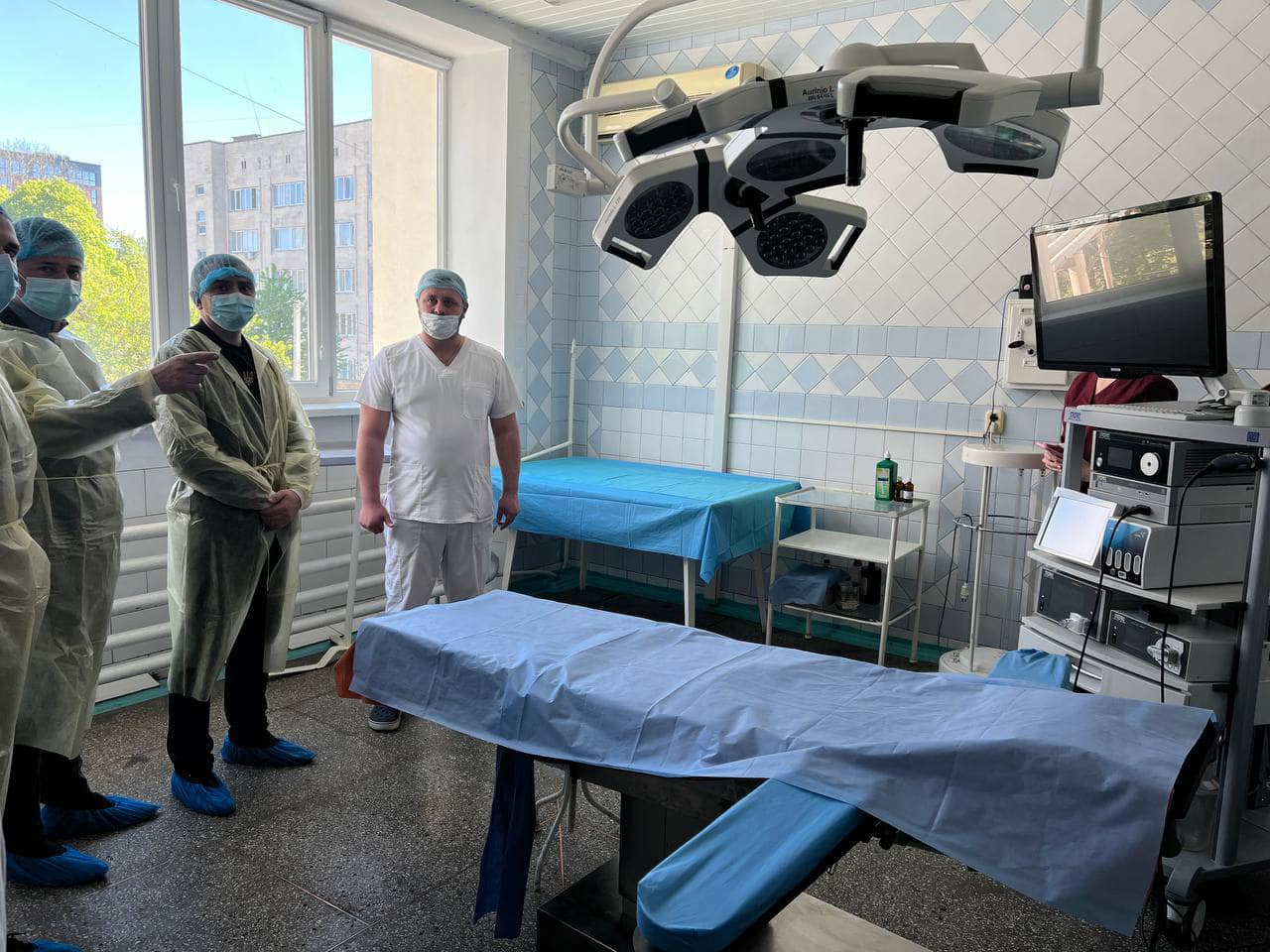 На зображенні може бути: 3 людини та лікарня