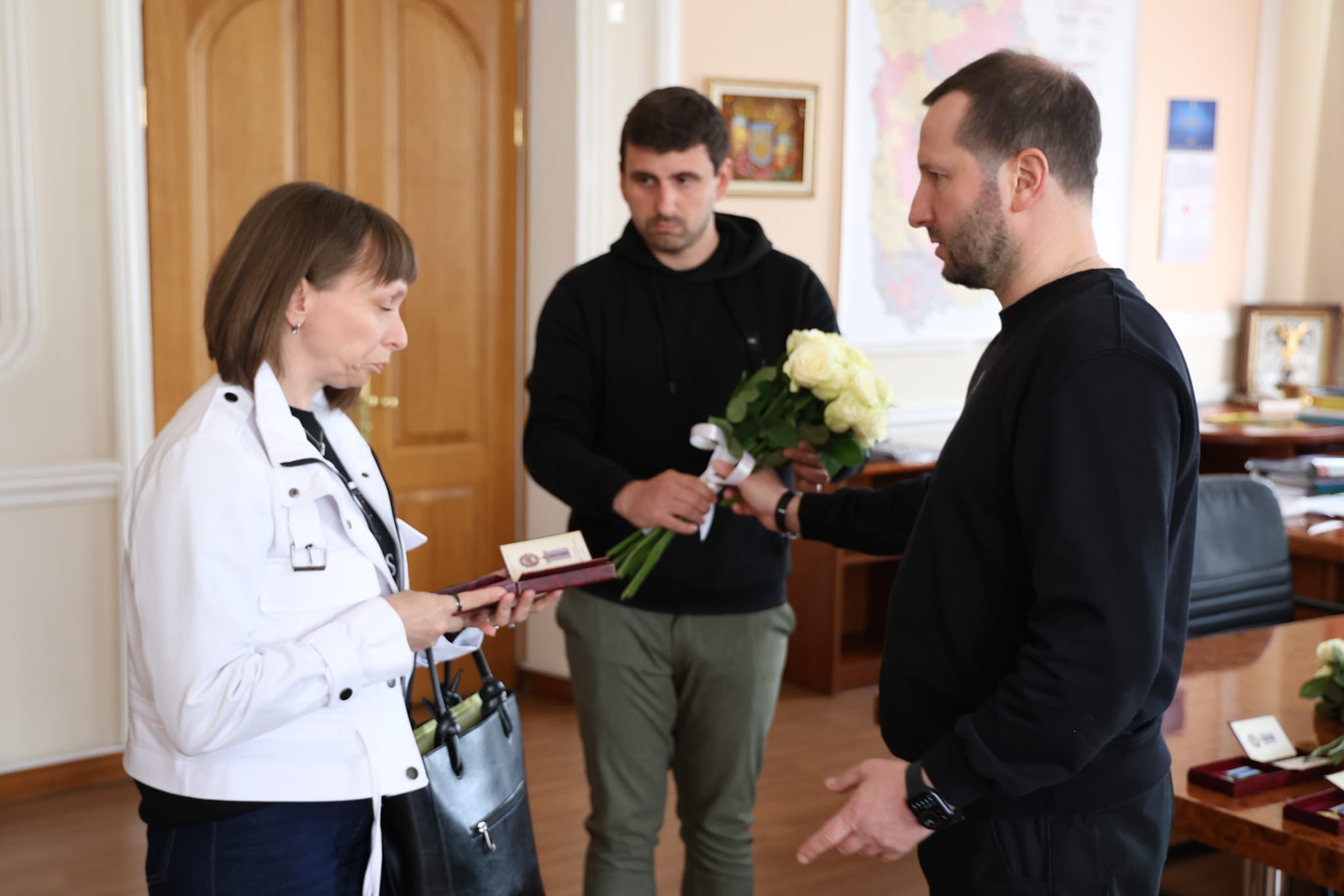 Новини Хмельницького - фото з Рідним загиблих військових з Хмельницького вручили державні нагороди Возможно, это изображение 3 человека