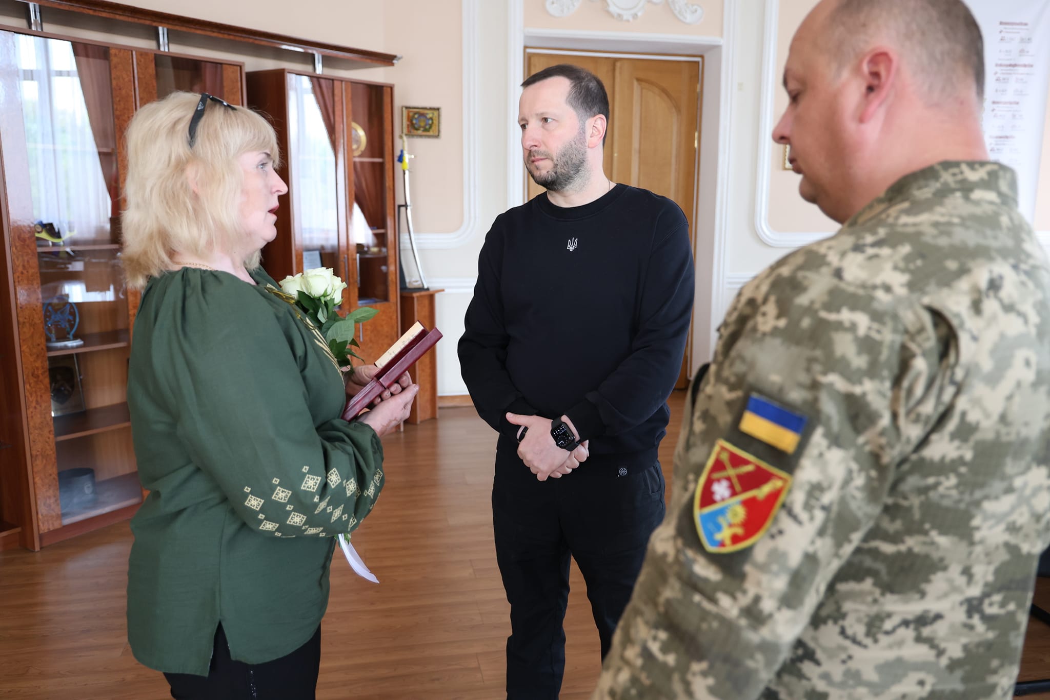 Новини Хмельницького - фото з Рідним загиблих військових з Хмельницького вручили державні нагороди Возможно, это изображение 3 человека