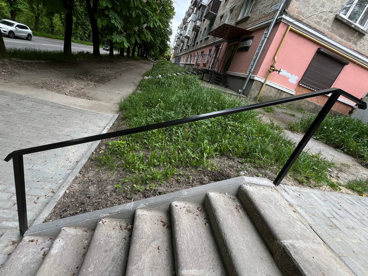 Новини Тернополя - фото з Сходи зробили нові, а тротуар в суцільних вибоїнах: хто і за скільки проводить ремонт на Дружбі