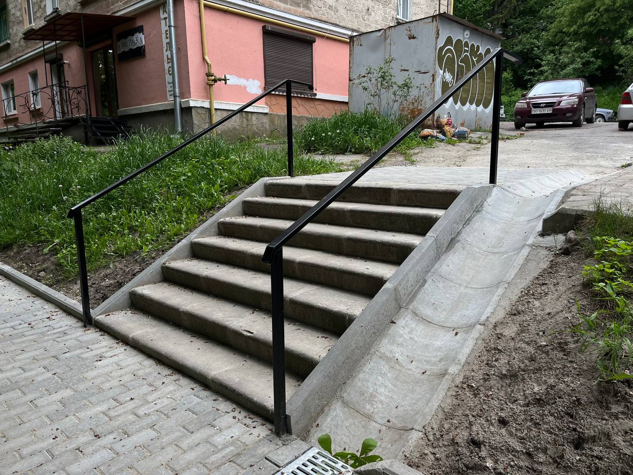 Новини Тернополя - фото з Сходи зробили нові, а тротуар в суцільних вибоїнах: хто і за скільки проводить ремонт на Дружбі