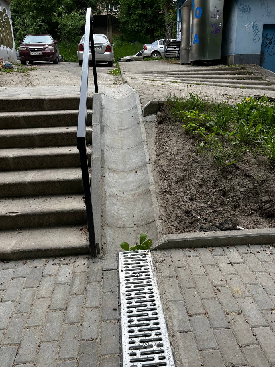 Новини Тернополя - фото з Сходи зробили нові, а тротуар в суцільних вибоїнах: хто і за скільки проводить ремонт на Дружбі