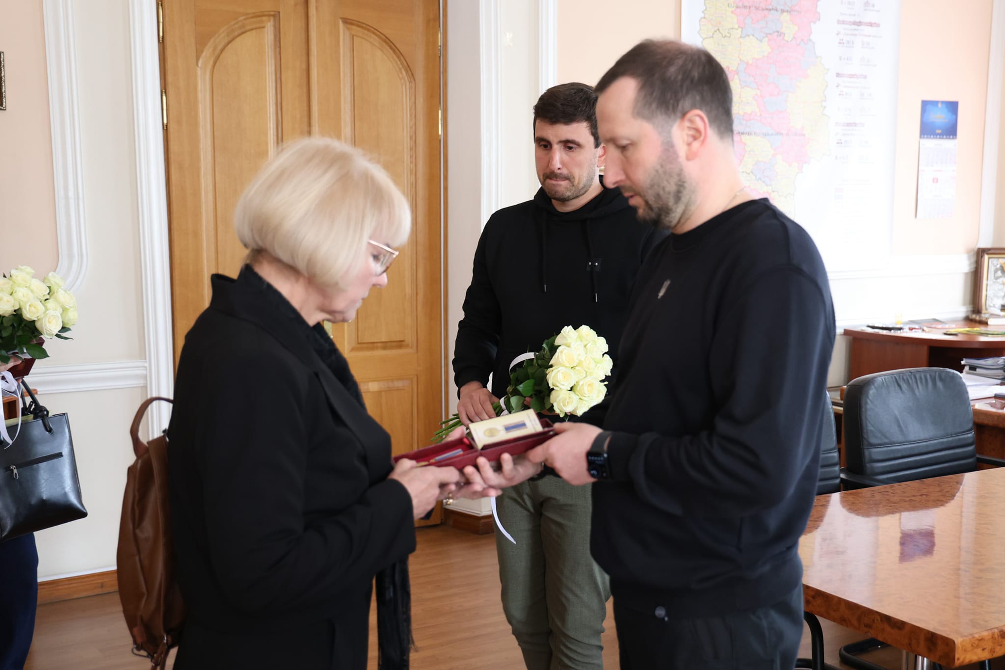 Новини Хмельницького - фото з Рідним загиблих військових з Хмельницького вручили державні нагороди Возможно, это изображение 2 человека