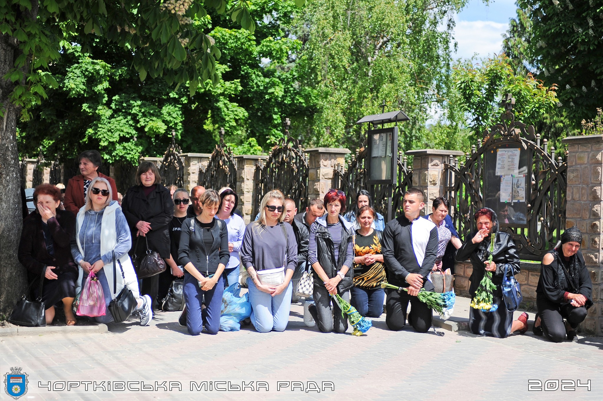 Новини Тернополя - фото з Чортків навколішки зустрів загиблого героя Івана Ружила На зображенні може бути: 10 людей, сеґвей, скутер та текст