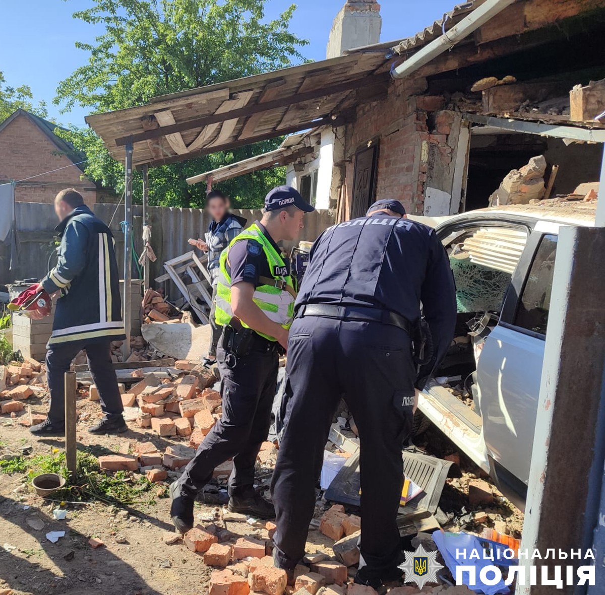 Новини Житомира - фото з ДТП у Бердичеві: авто в’їхало у будівлю: травмовані водійка і мешканка будинку у бердичеві автомобіль в’їхав у будинок: на місці події працює поліція