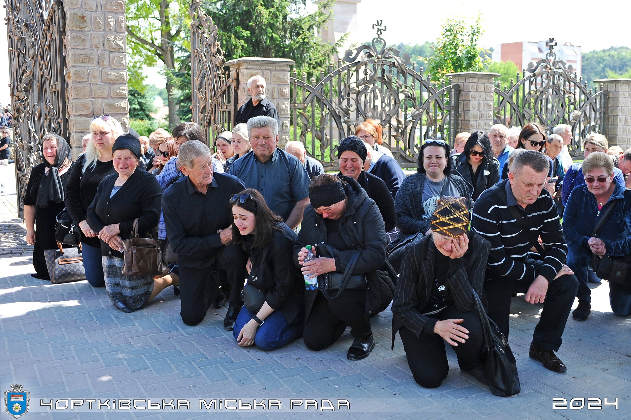Новини Тернополя - фото з Чортків навколішки зустрів загиблого героя Івана Ружила На зображенні може бути: текст