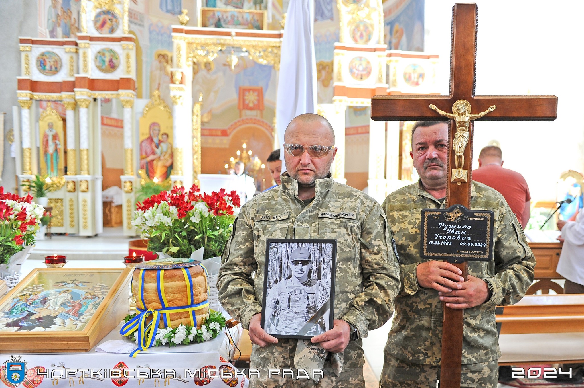 Новини Тернополя - фото з Чортків навколішки зустрів загиблого героя Івана Ружила На зображенні може бути: 2 людини, базиліка Національного храму Непорочного Зачаття та текст