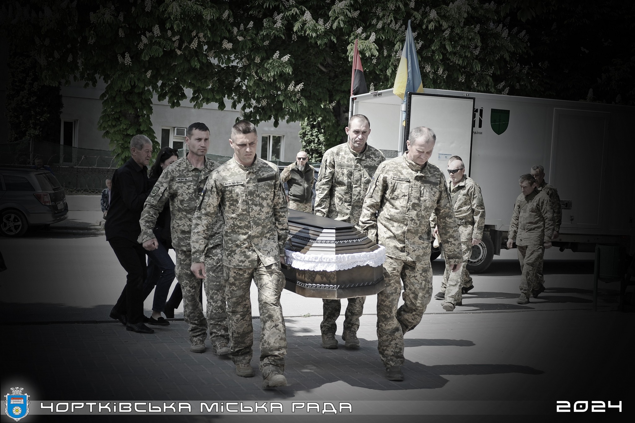 Новини Тернополя - фото з Чортків навколішки зустрів загиблого героя Івана Ружила На зображенні може бути: 7 людей та текст