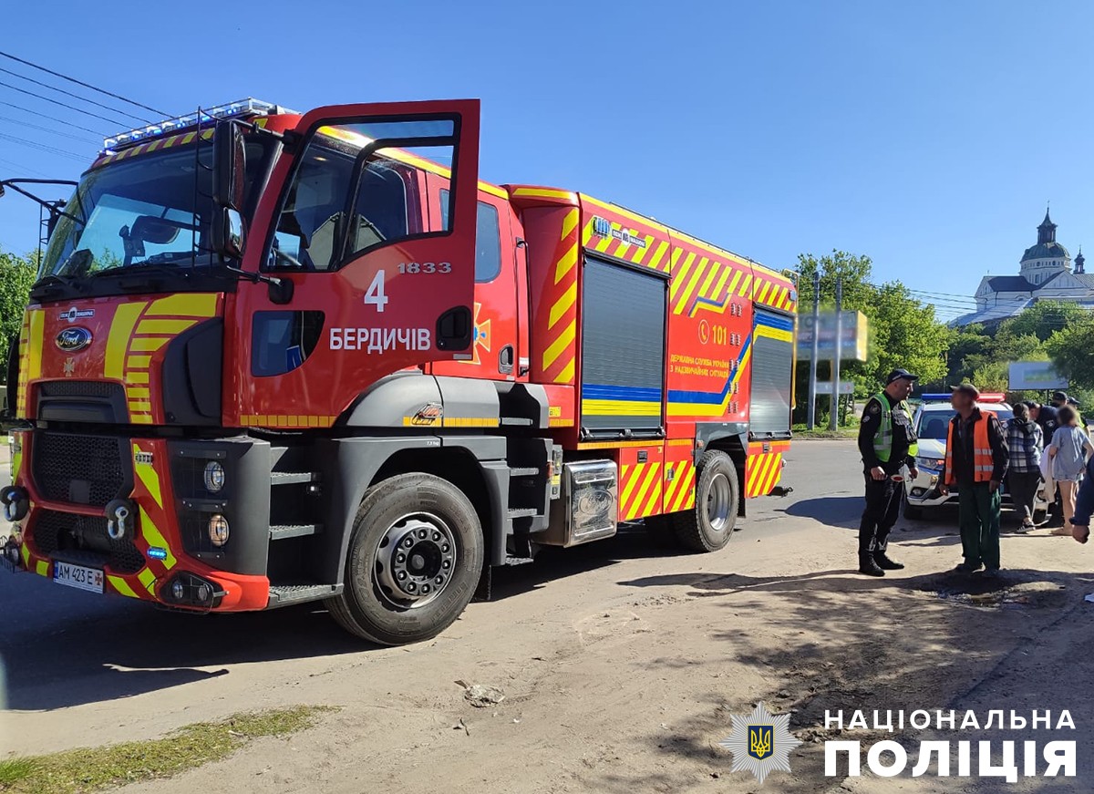 Новини Житомира - фото з ДТП у Бердичеві: авто в’їхало у будівлю: травмовані водійка і мешканка будинку у бердичеві автомобіль в’їхав у будинок: на місці події працює поліція
