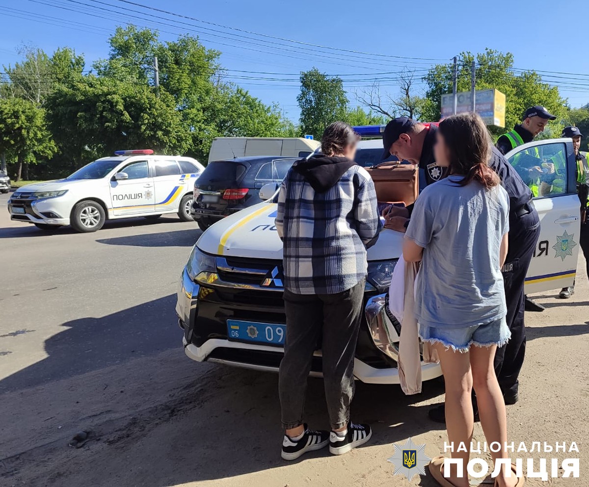 Новини Житомира - фото з ДТП у Бердичеві: авто в’їхало у будівлю: травмовані водійка і мешканка будинку у бердичеві автомобіль в’їхав у будинок: на місці події працює поліція