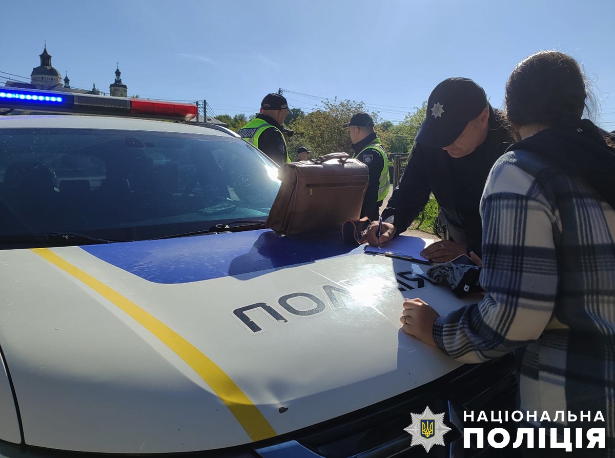 Новини Житомира - фото з ДТП у Бердичеві: авто в’їхало у будівлю: травмовані водійка і мешканка будинку у бердичеві автомобіль в’їхав у будинок: на місці події працює поліція