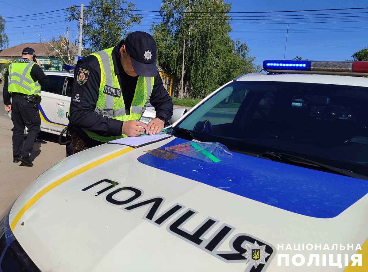 Новини Житомира - фото з ДТП у Бердичеві: авто в’їхало у будівлю: травмовані водійка і мешканка будинку у бердичеві автомобіль в’їхав у будинок: на місці події працює поліція