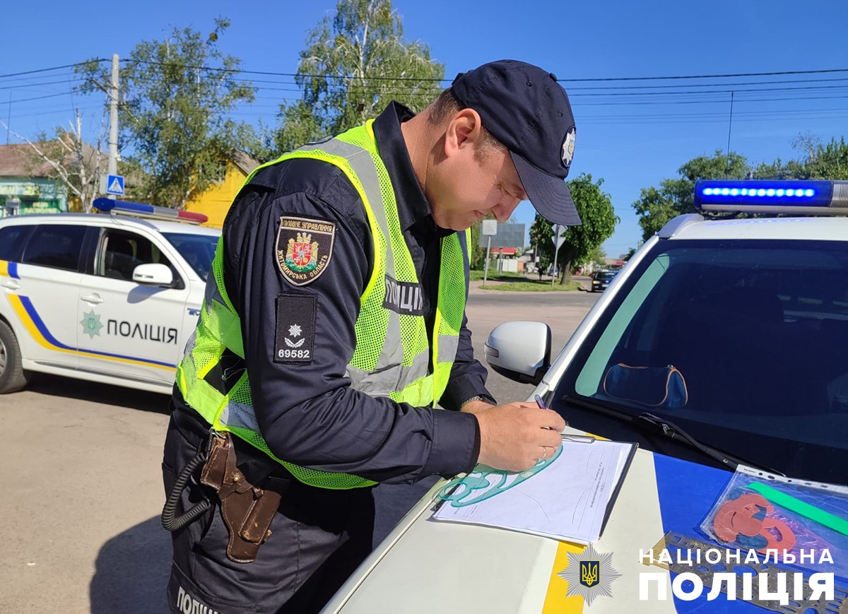 Новини Житомира - фото з ДТП у Бердичеві: авто в’їхало у будівлю: травмовані водійка і мешканка будинку у бердичеві автомобіль в’їхав у будинок: на місці події працює поліція