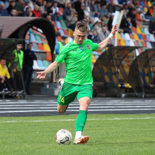 На зображенні може бути: 4 людини, гравці в футбол, люди грають у футбол та текст