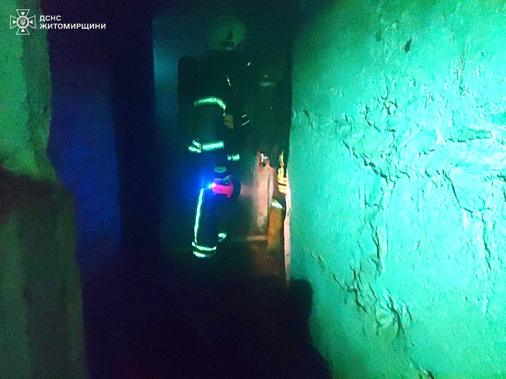 Новини Житомира - фото з Під час пожежі у підвалі багатоповерхівки Бердичева вогнеборці врятували чоловіка