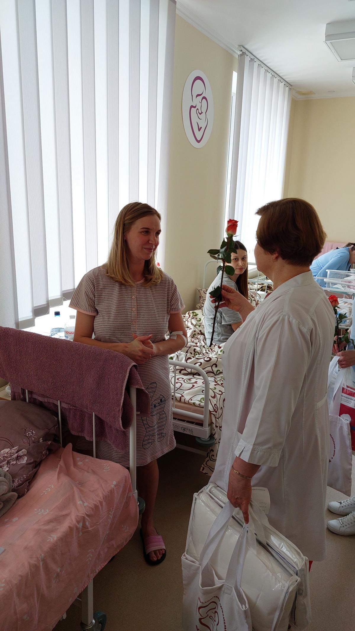 Новини Тернополя - фото з Нехай всі дітки ростуть у мирній країні: в перинатальному центрі вітали новоспечених мамусь