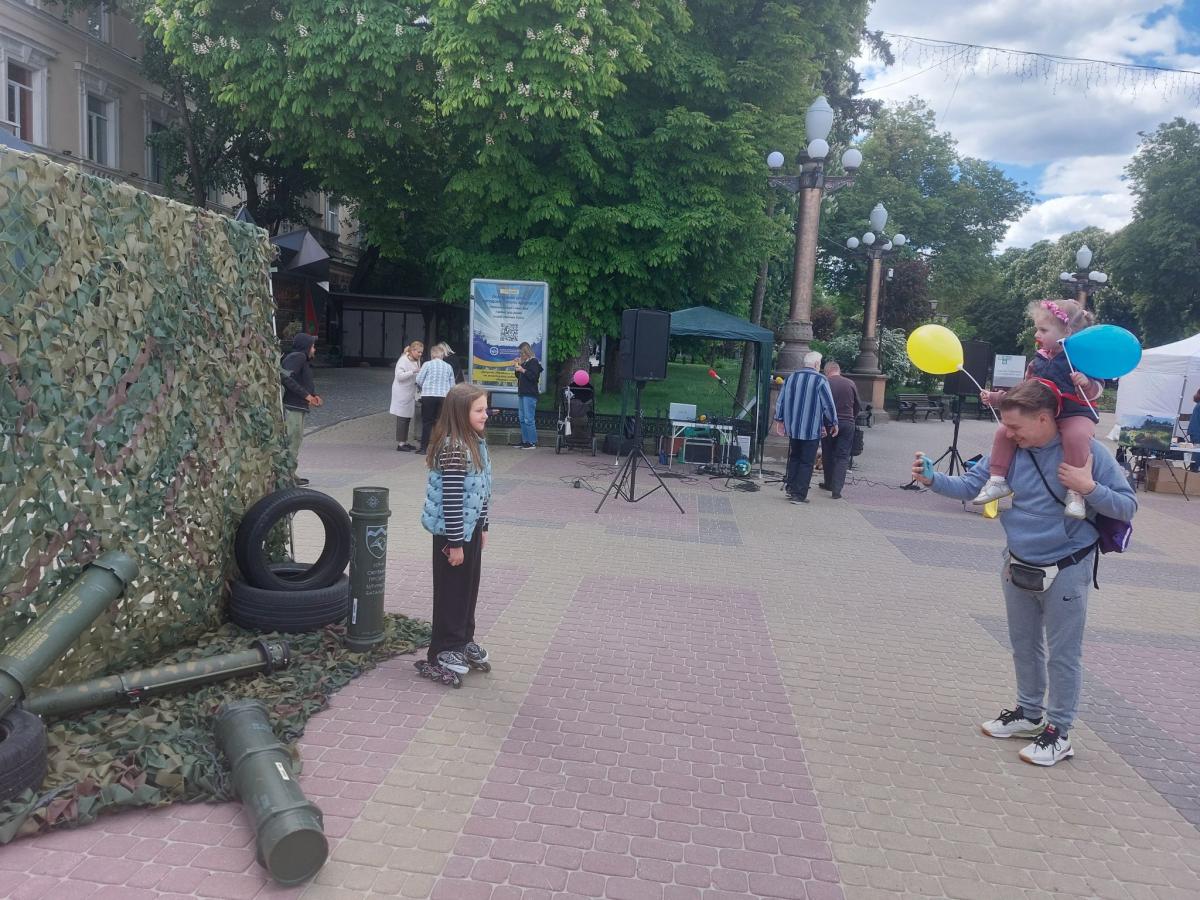 Новини Тернополя - фото з Мама. Ненька. Берегиня, — на Театральному майдані у Тернополі проходить акція на підтримку ЗСУ