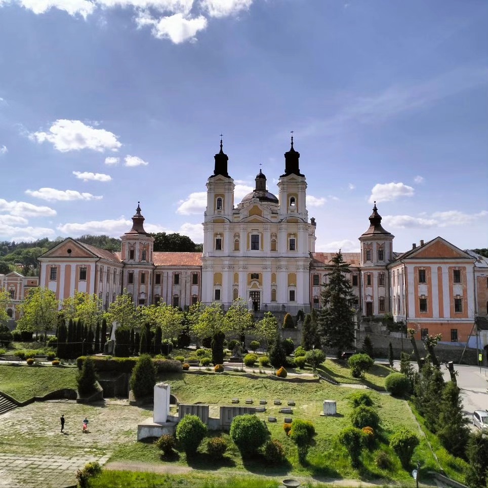 На зображенні може бути: 2 людини та замок