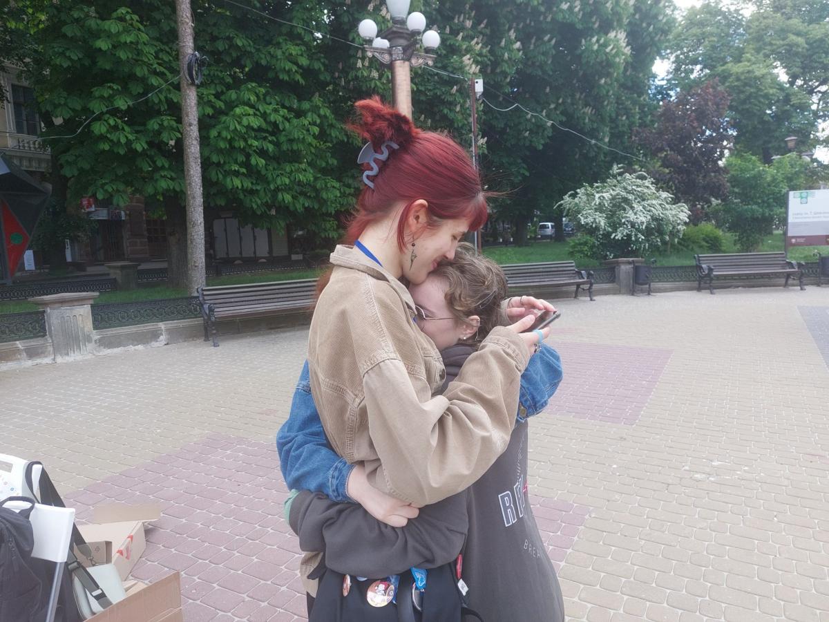 Новини Тернополя - фото з Мама. Ненька. Берегиня, — на Театральному майдані у Тернополі проходить акція на підтримку ЗСУ