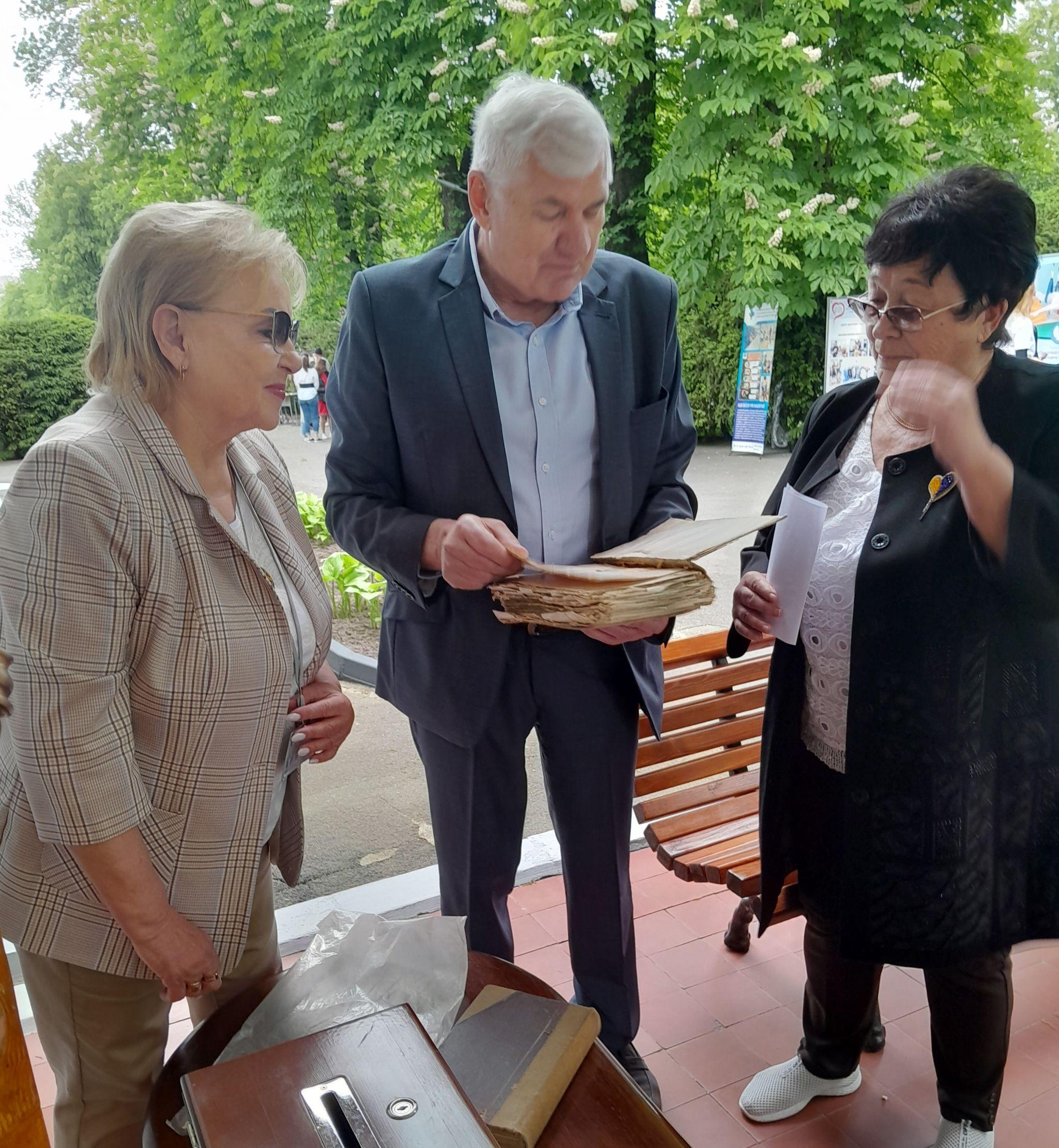 Новини Вінниці - фото з «Цій книзі понад 100 років». Музею Пирогова подарували підручник з медицини професора з Німеччини