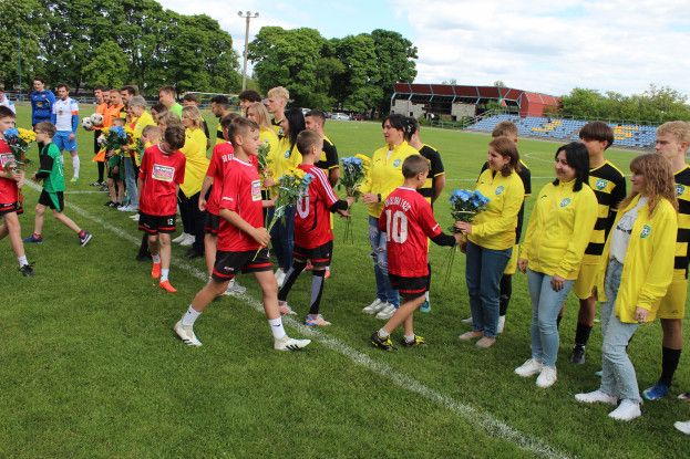 Новини Тернополя - фото з У Збаражі з Днем матері оригінально привітали мам футболістів