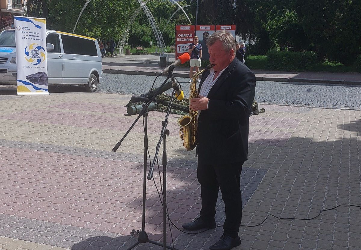 Новини Тернополя - фото з Мама. Ненька. Берегиня, — на Театральному майдані у Тернополі проходить акція на підтримку ЗСУ