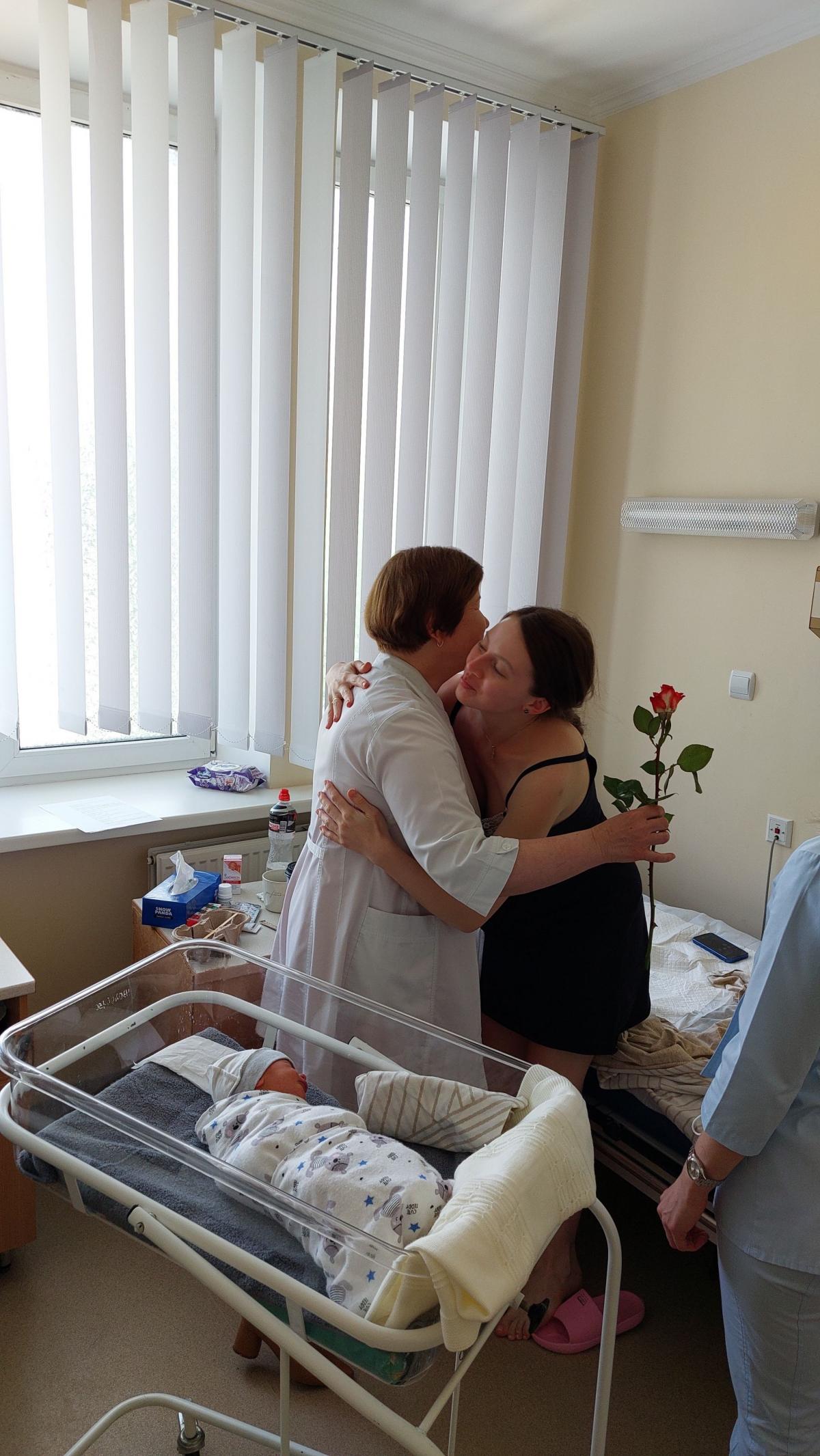 Новини Тернополя - фото з Нехай всі дітки ростуть у мирній країні: в перинатальному центрі вітали новоспечених мамусь