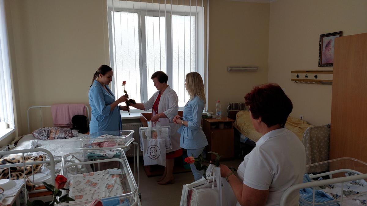 Новини Тернополя - фото з Нехай всі дітки ростуть у мирній країні: в перинатальному центрі вітали новоспечених мамусь
