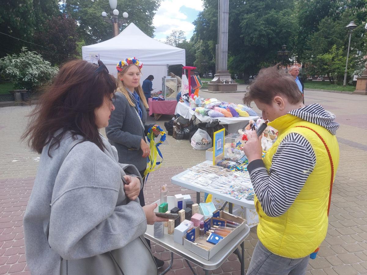 Новини Тернополя - фото з Мама. Ненька. Берегиня, — на Театральному майдані у Тернополі проходить акція на підтримку ЗСУ