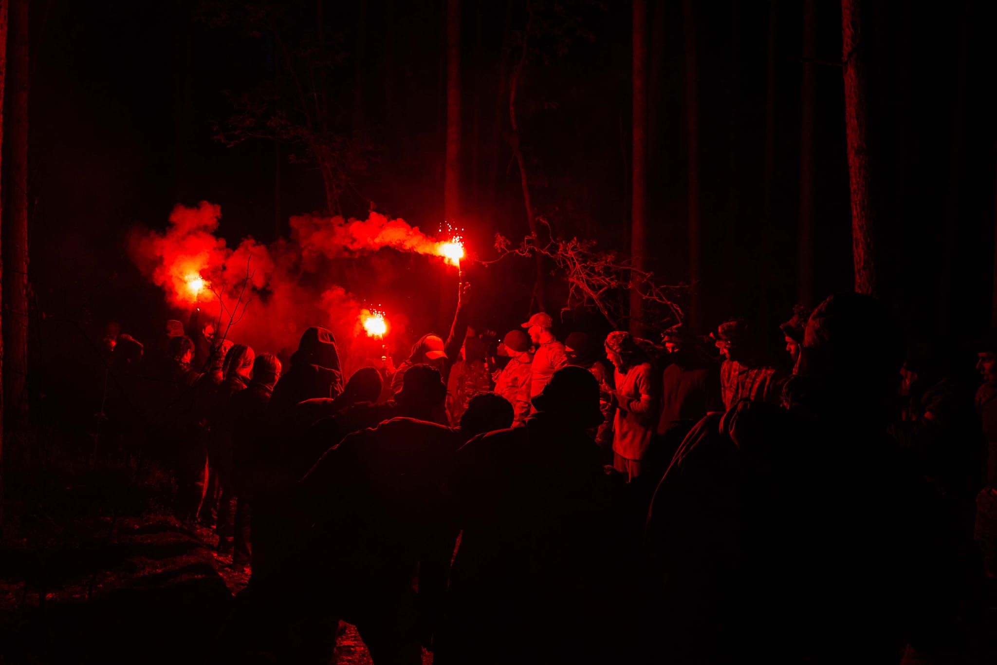 На зображенні може бути: вогонь та натовп