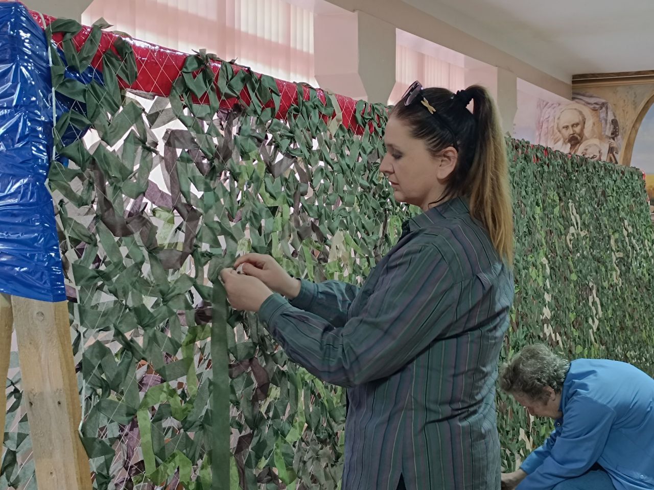 Новини Вінниці - фото з «Приємно відчувати, що ти щось зробив». В Агрономічному плетуть сітки для захисників