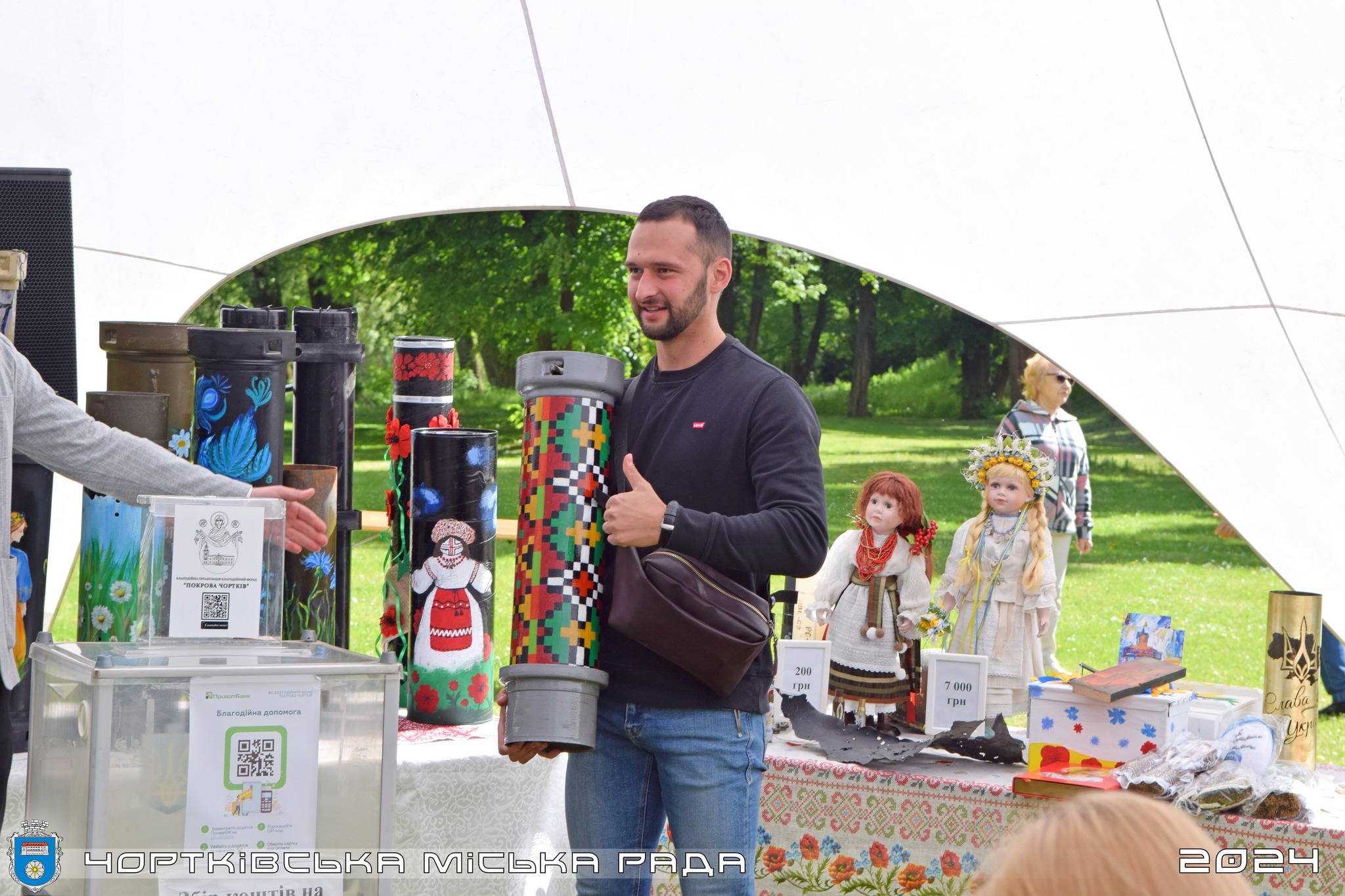 Новини Тернополя - фото з У Чорткові на благодійному аукціоні зібрали чверть мільйона гривень для ЗСУ Возможно, это изображение 6 человек и текст