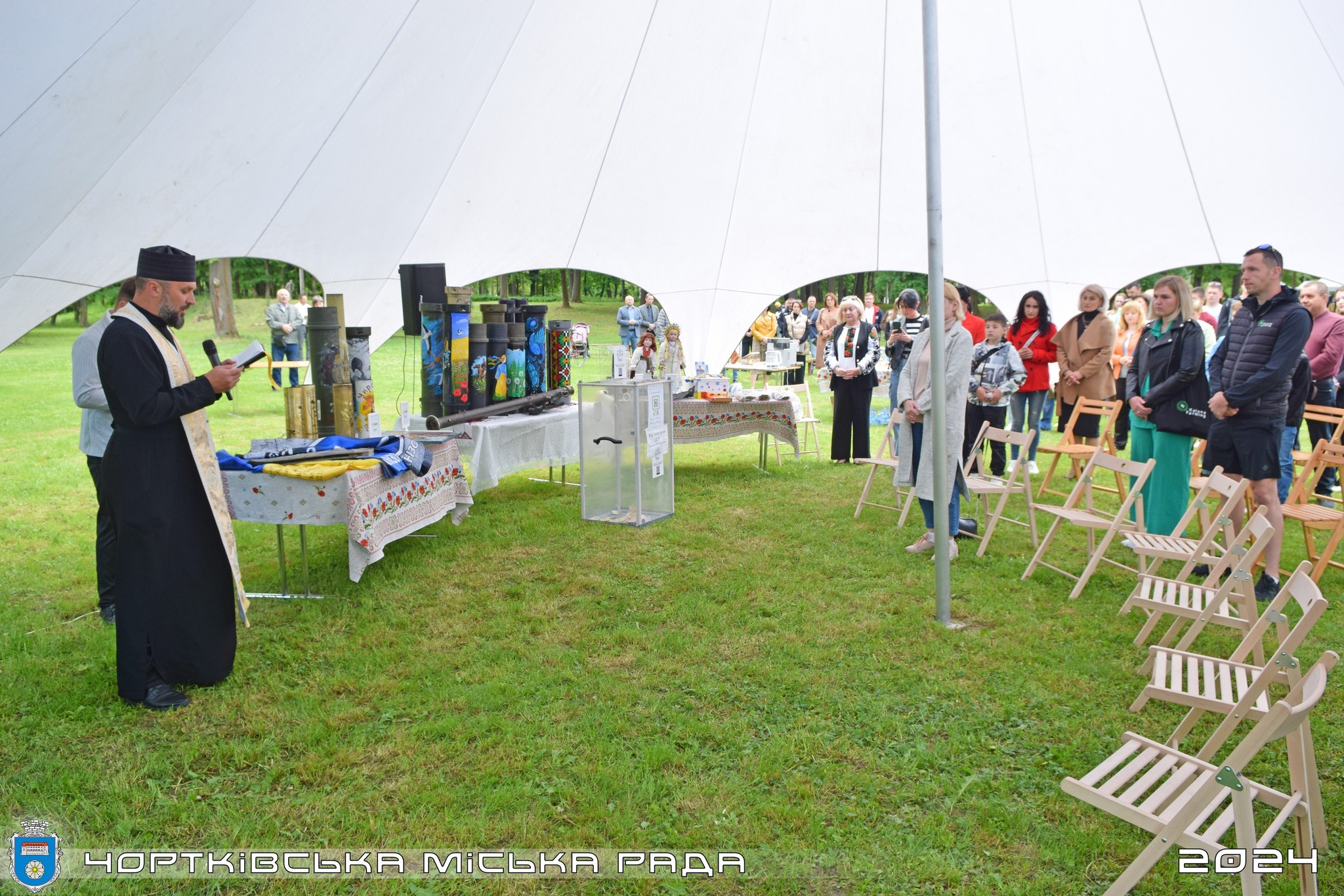 Новини Тернополя - фото з У Чорткові на благодійному аукціоні зібрали чверть мільйона гривень для ЗСУ Возможно, это изображение 10 человек, осветительное оборудование, стол и текст