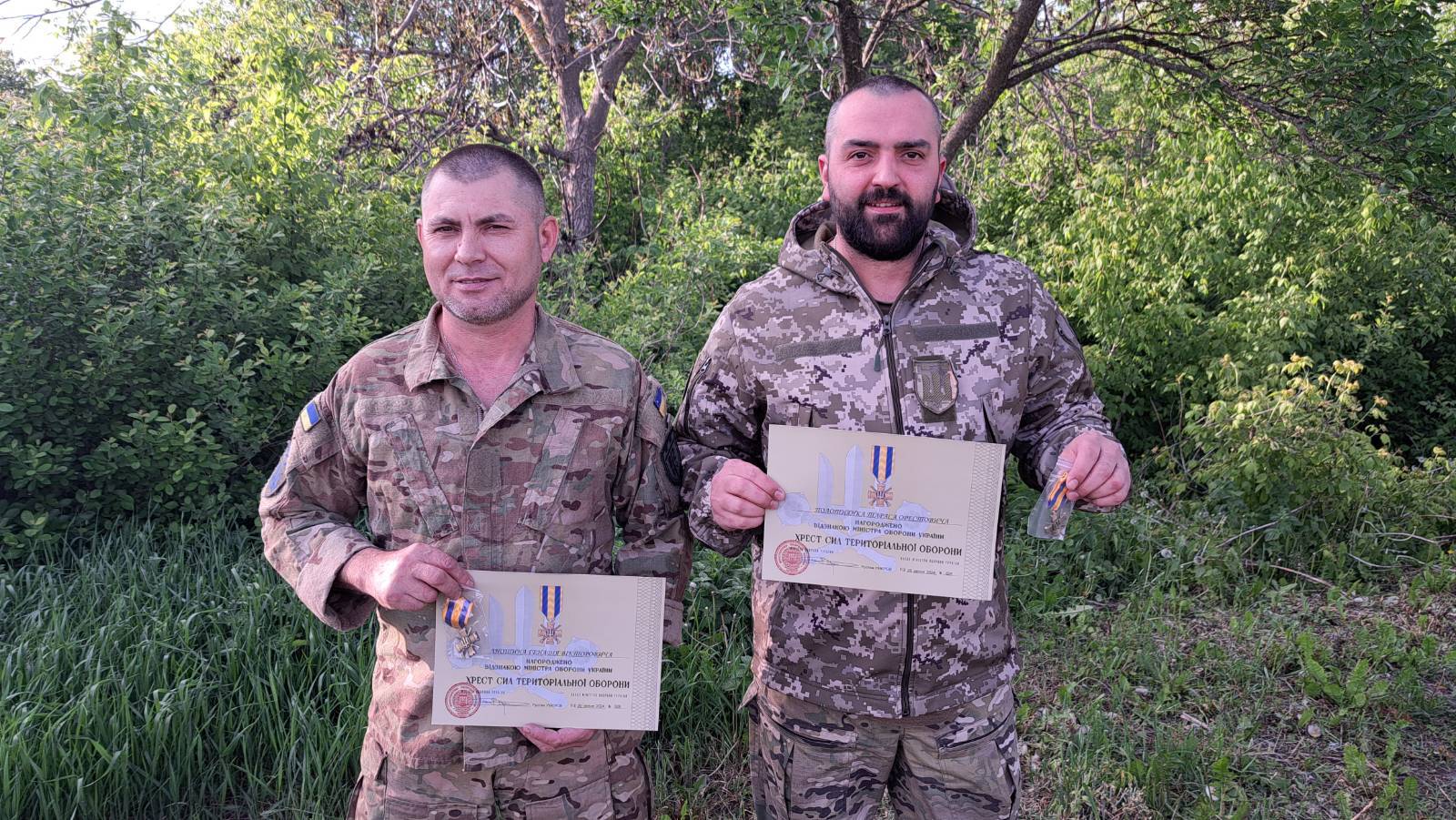 На зображенні може бути: 2 людини та текст