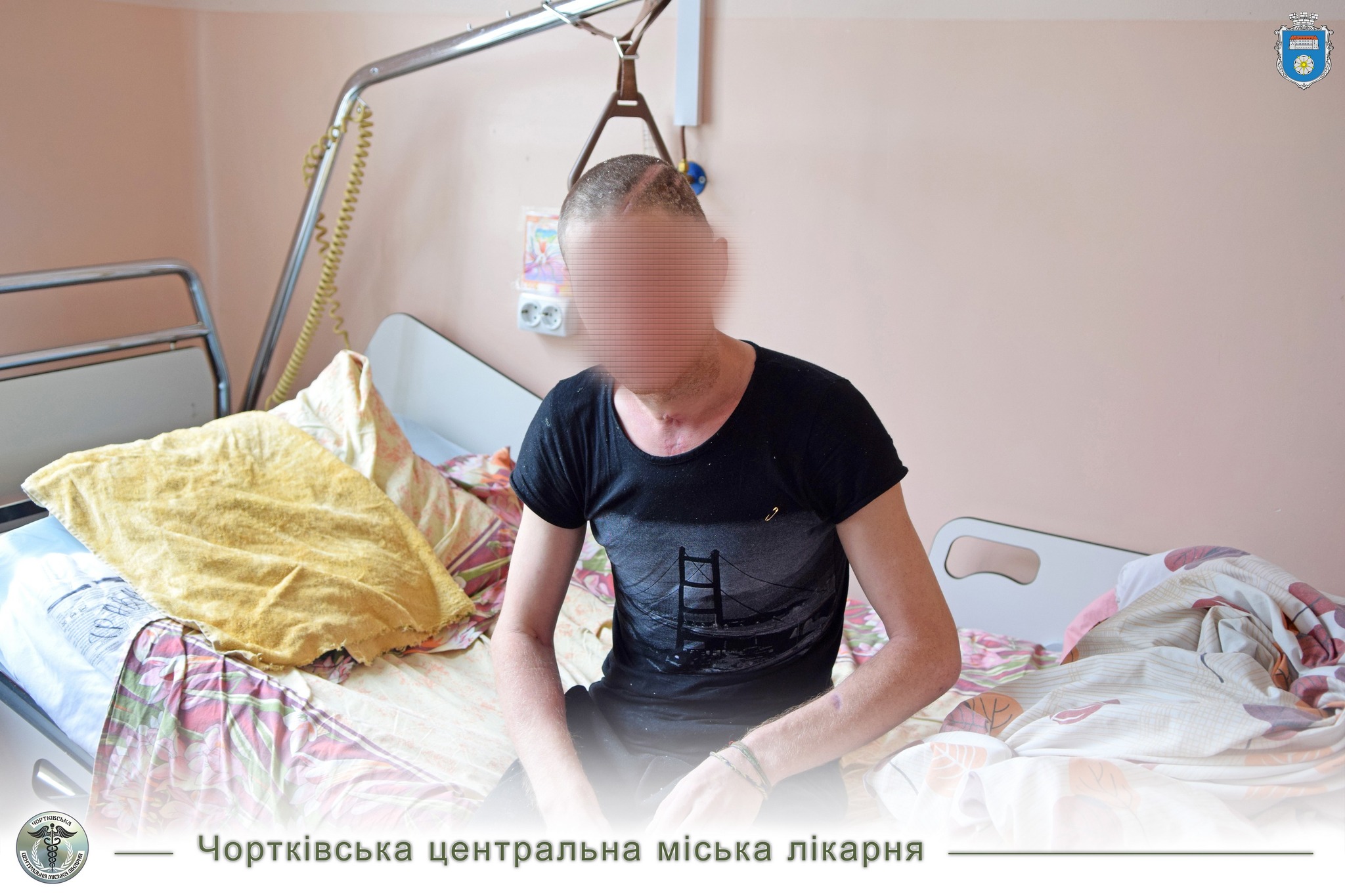 На зображенні може бути: 1 особа, лікарня та текст