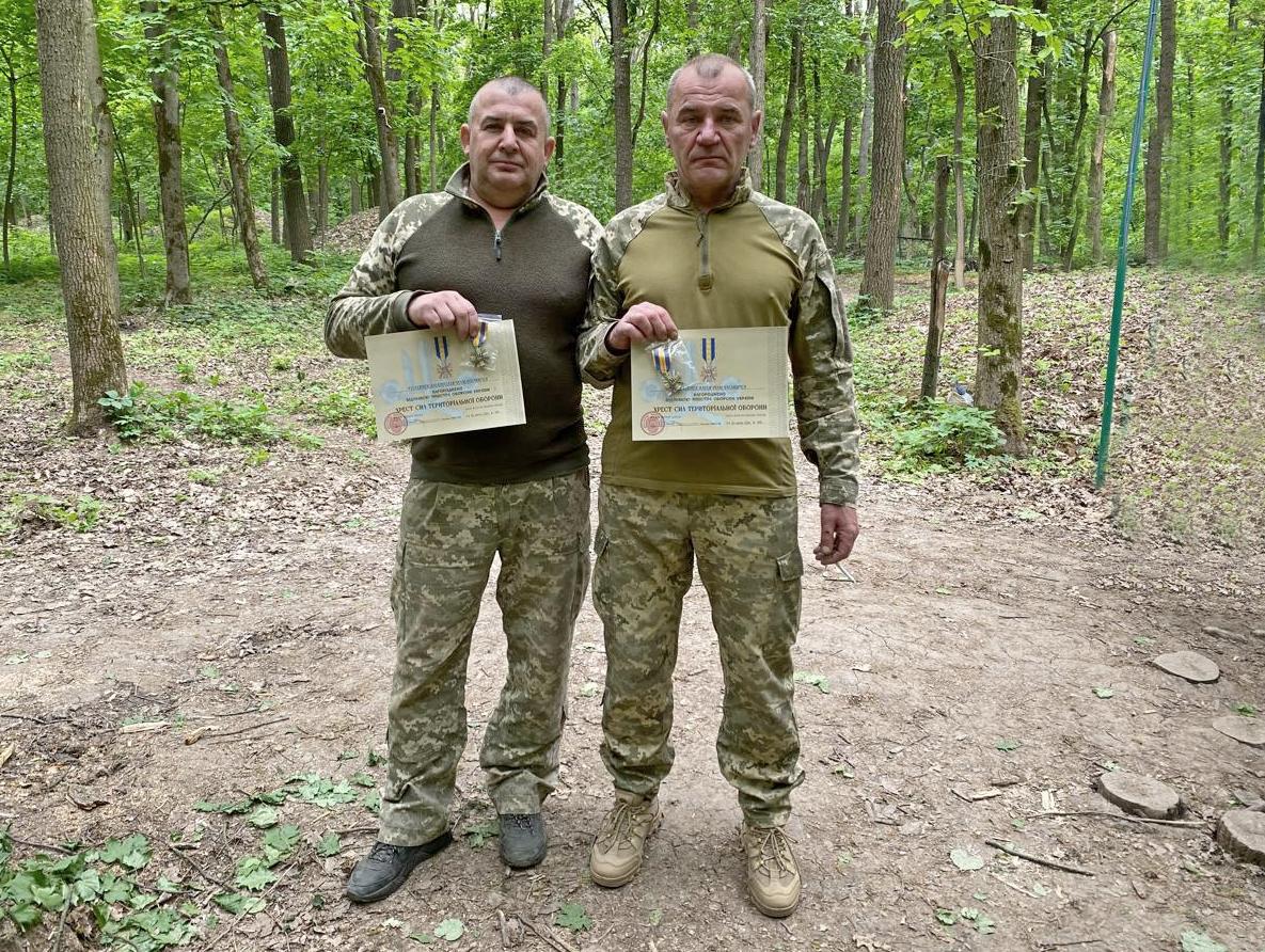 На зображенні може бути: 2 людини та текст