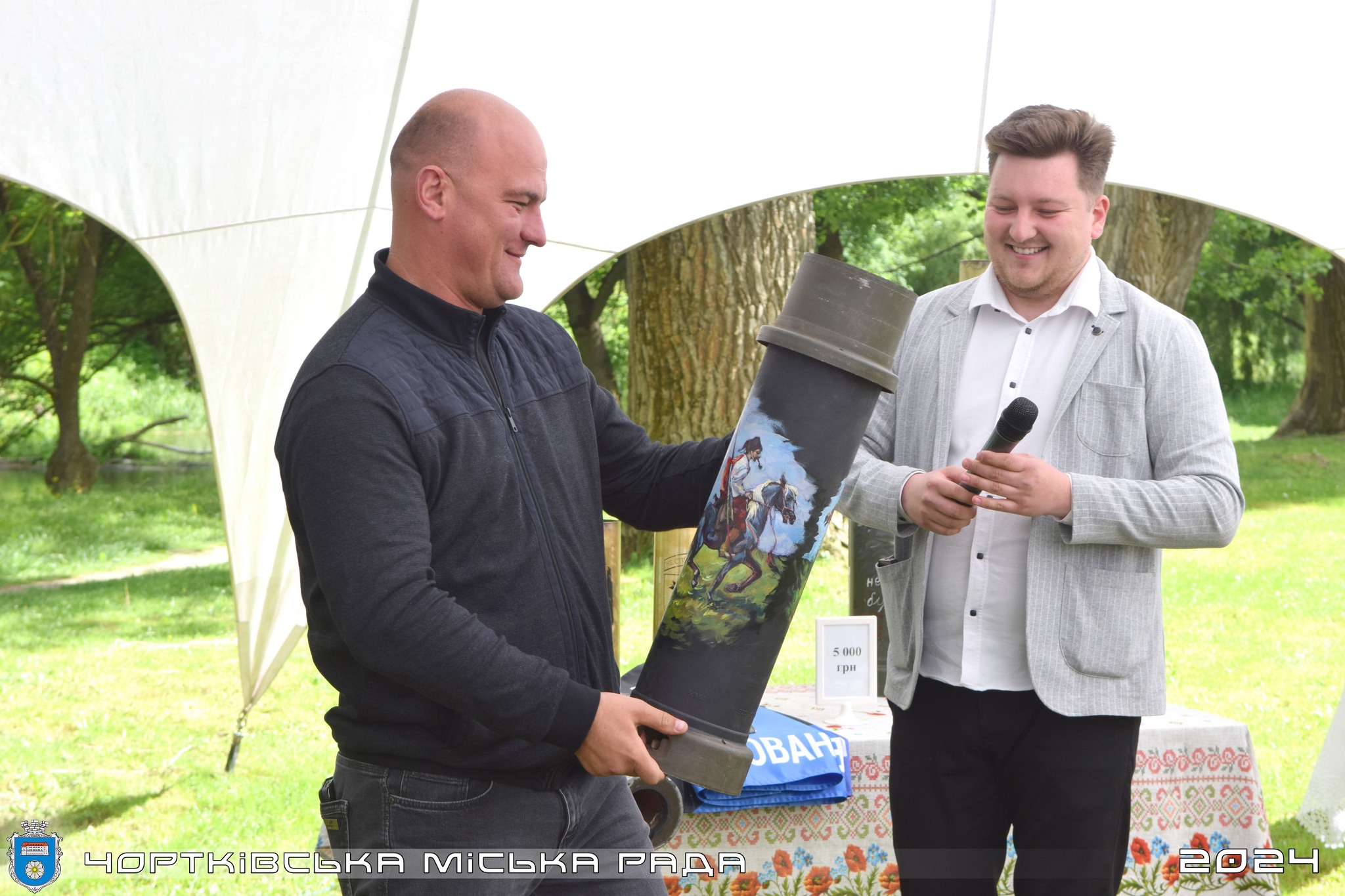 Новини Тернополя - фото з У Чорткові на благодійному аукціоні зібрали чверть мільйона гривень для ЗСУ Возможно, это изображение 2 человека и текст