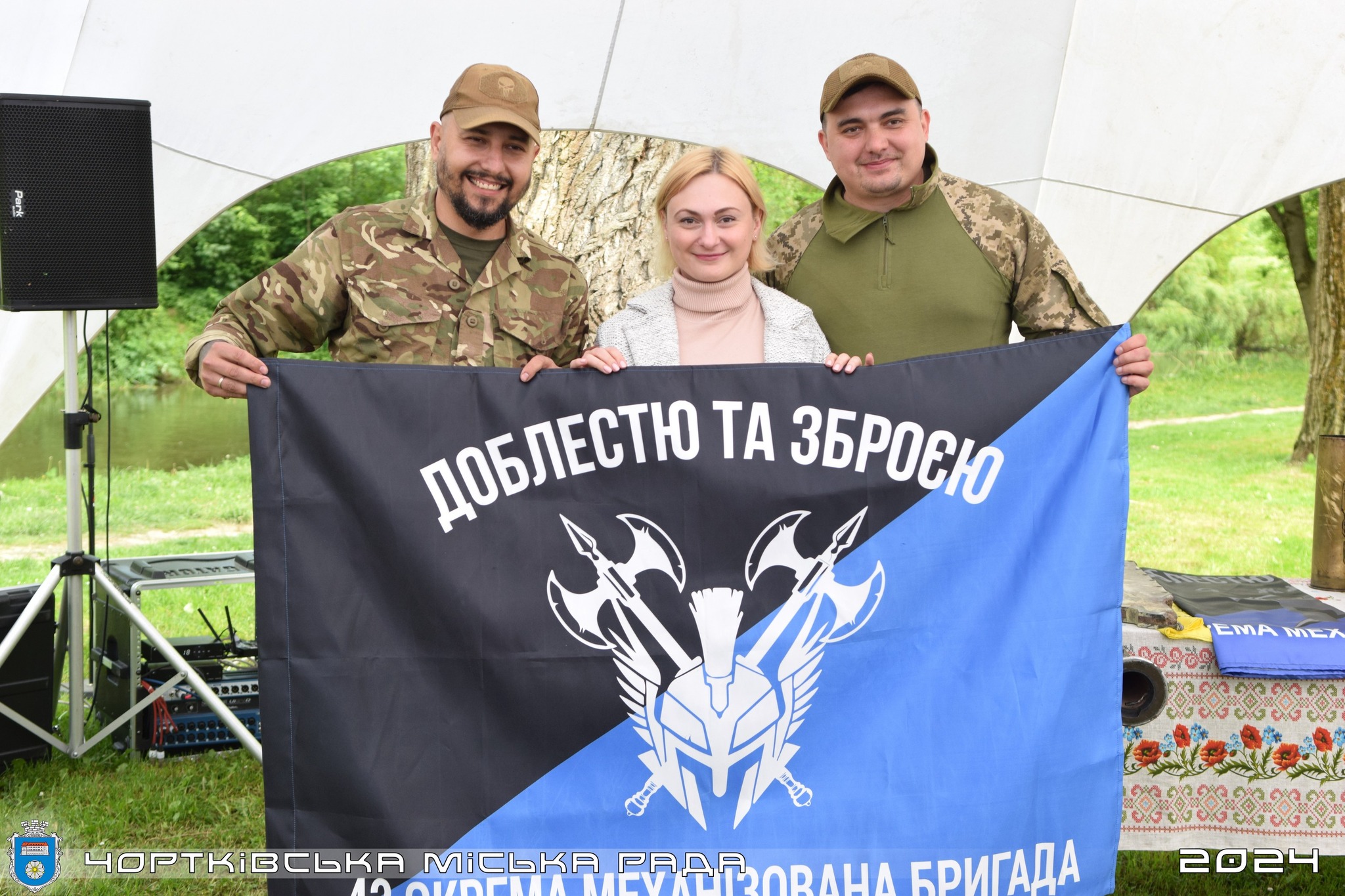 Новини Тернополя - фото з У Чорткові на благодійному аукціоні зібрали чверть мільйона гривень для ЗСУ Возможно, это изображение 4 человека и текст