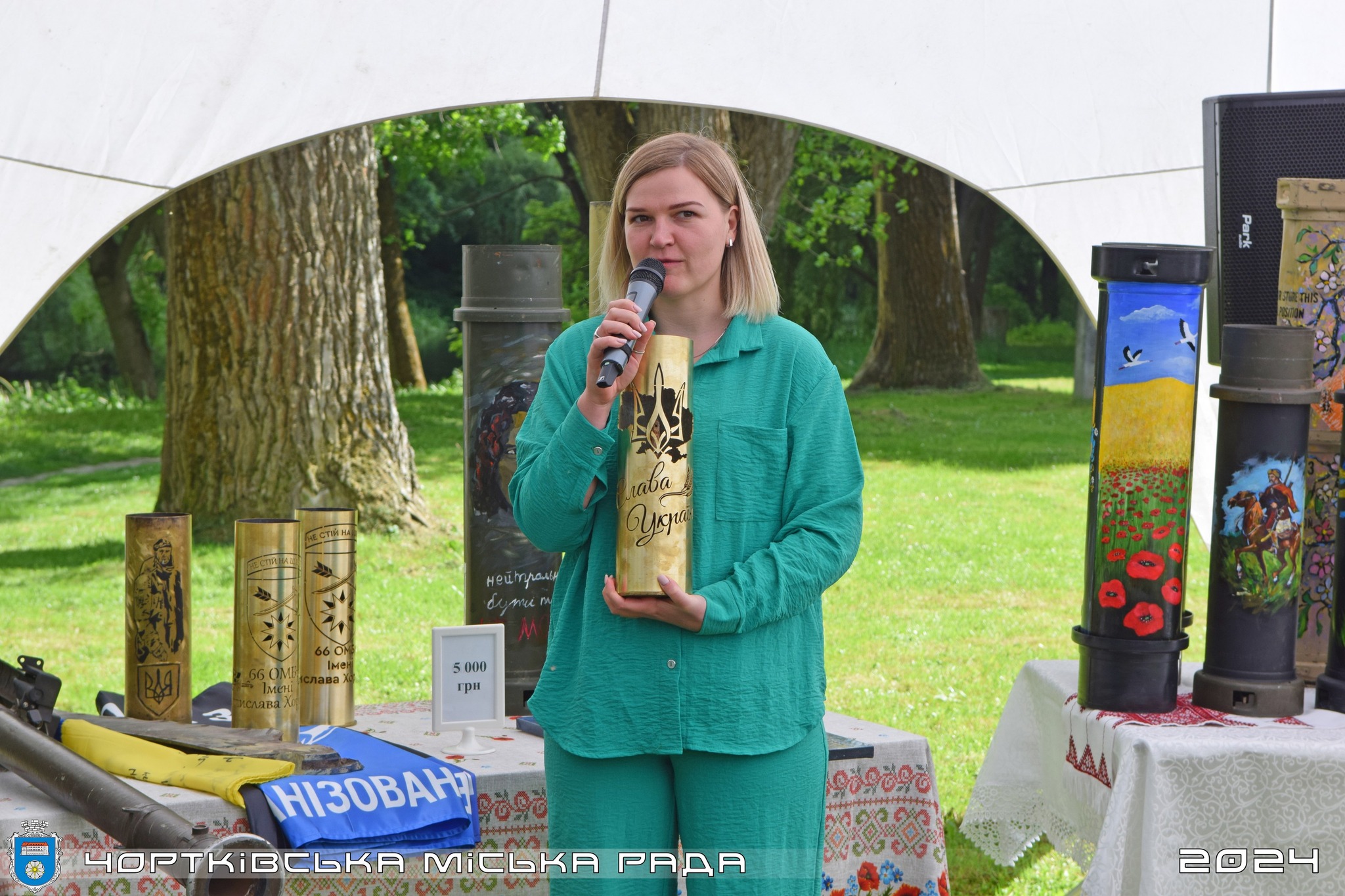 Новини Тернополя - фото з У Чорткові на благодійному аукціоні зібрали чверть мільйона гривень для ЗСУ Возможно, это изображение 1 человек и текст «чава 1000 гри НИЗОВАНу ЧОРТКАСЬА ЧРТКВСЬКЬ 4OR MiCLKA РАДА 2024»