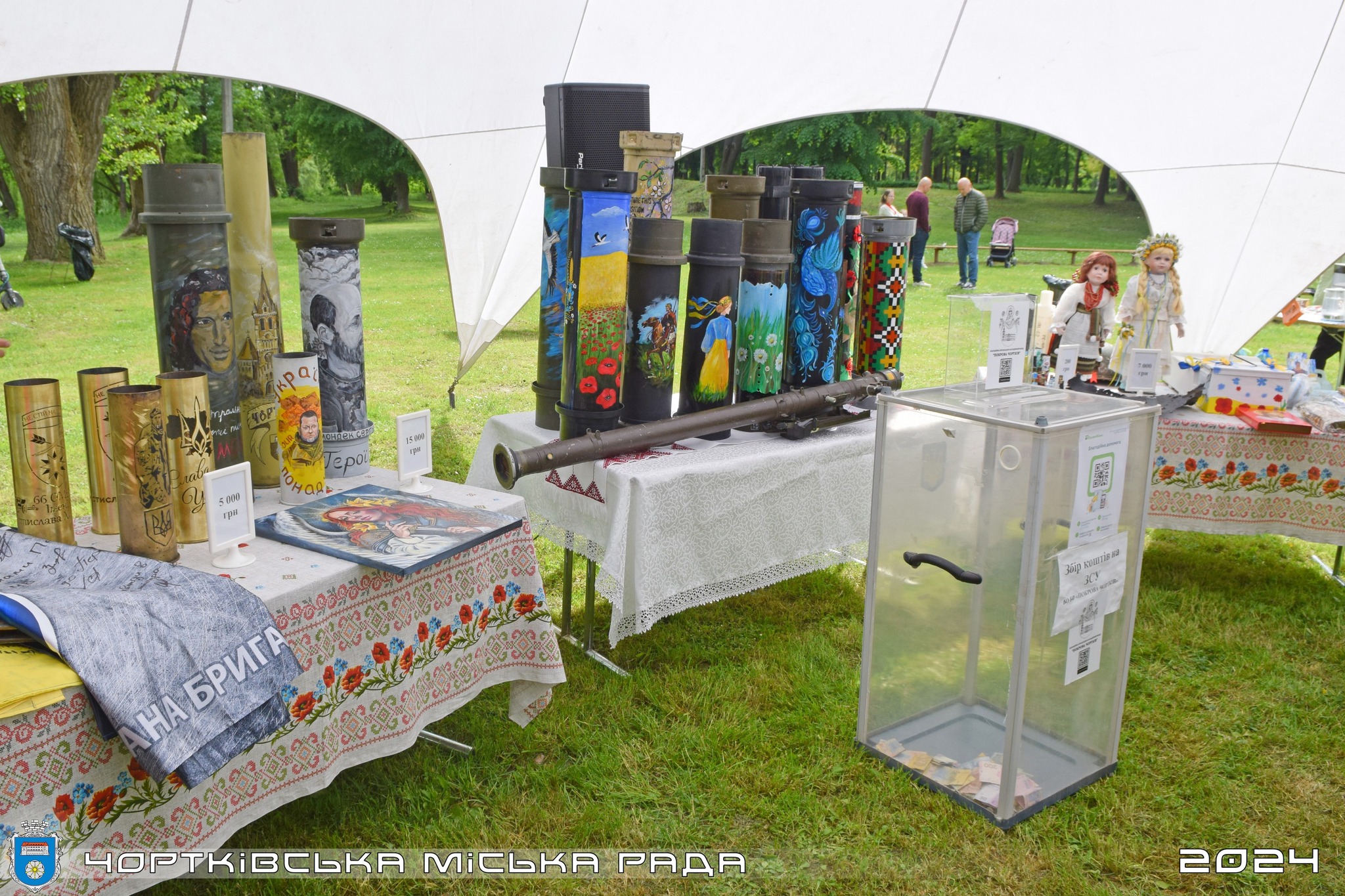 Новини Тернополя - фото з У Чорткові на благодійному аукціоні зібрали чверть мільйона гривень для ЗСУ Возможно, это изображение 3 человека и текст