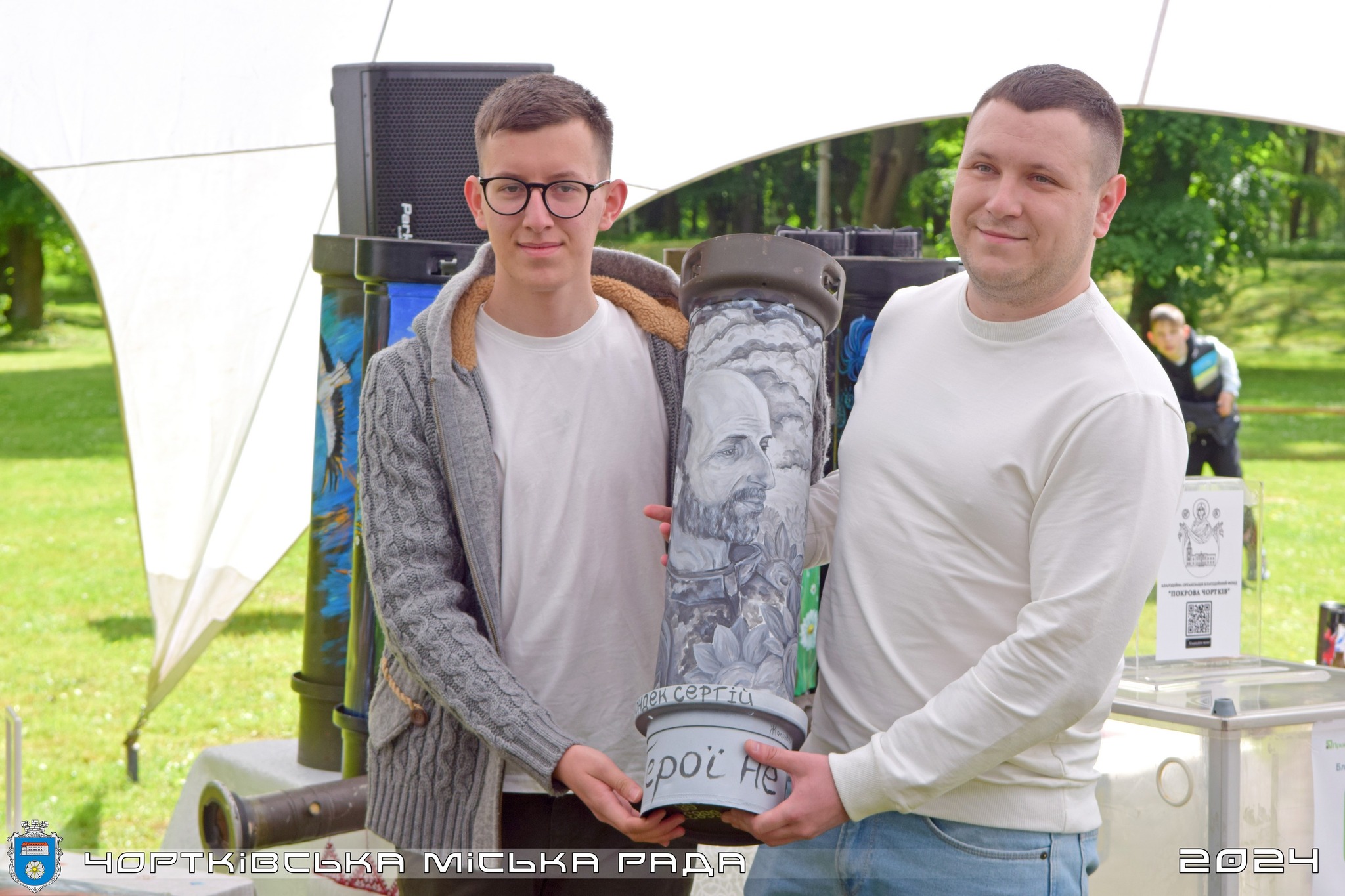 Новини Тернополя - фото з У Чорткові на благодійному аукціоні зібрали чверть мільйона гривень для ЗСУ Возможно, это изображение 3 человека, скейтборд, сигвей и текст