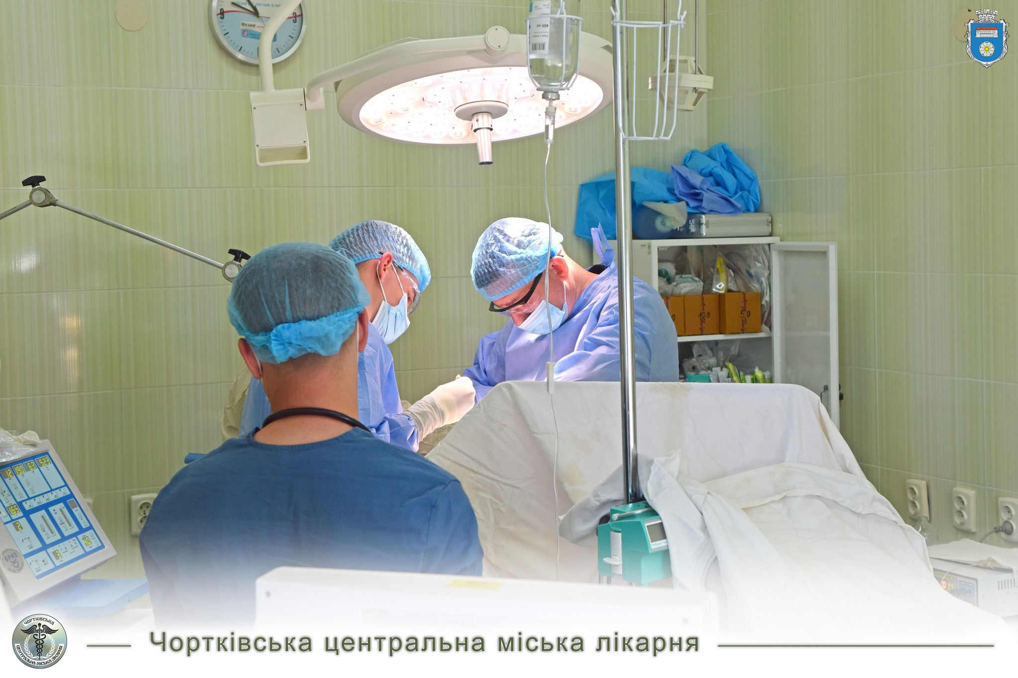 На зображенні може бути: 2 людини, лікарня та текст