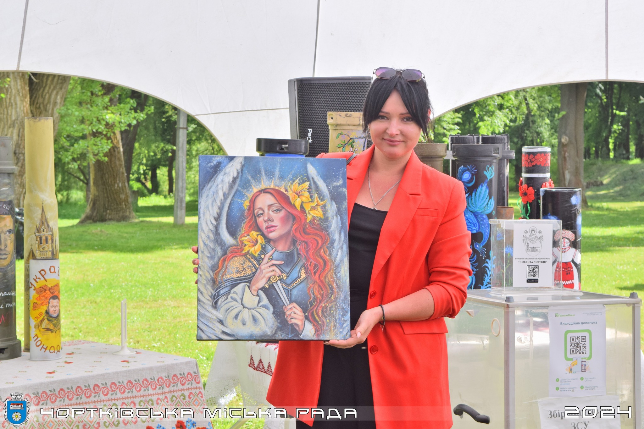 Новини Тернополя - фото з У Чорткові на благодійному аукціоні зібрали чверть мільйона гривень для ЗСУ Возможно, это изображение 2 человека и текст