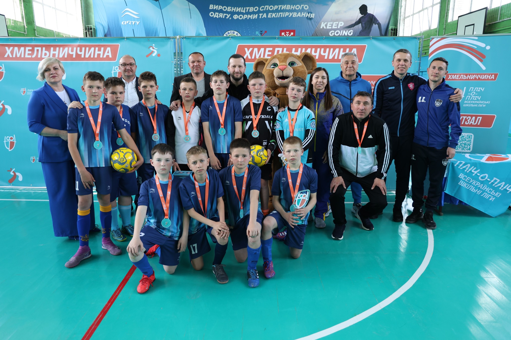 На зображенні може бути: 8 людей та текст