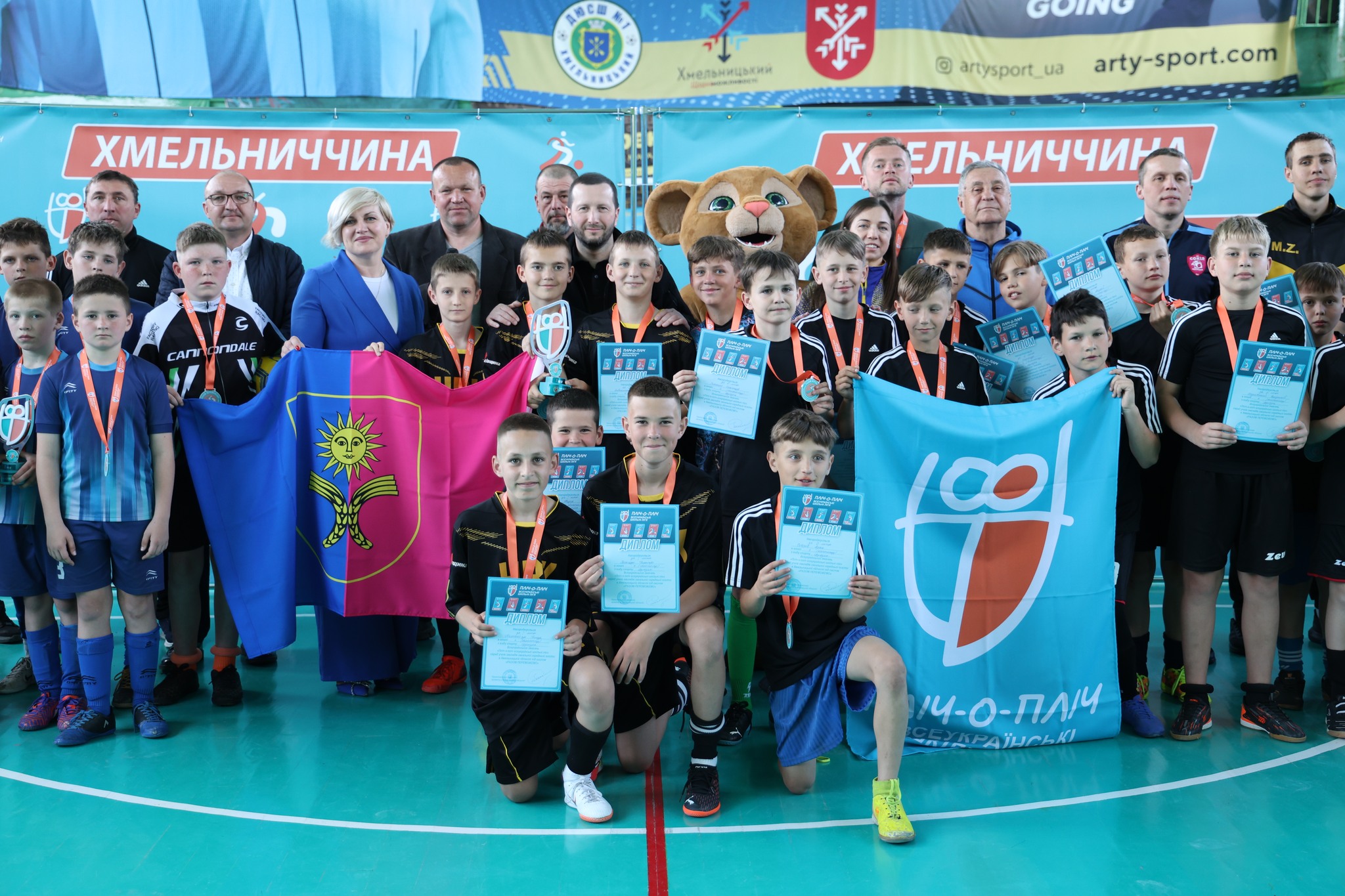 На зображенні може бути: 9 людей та текст