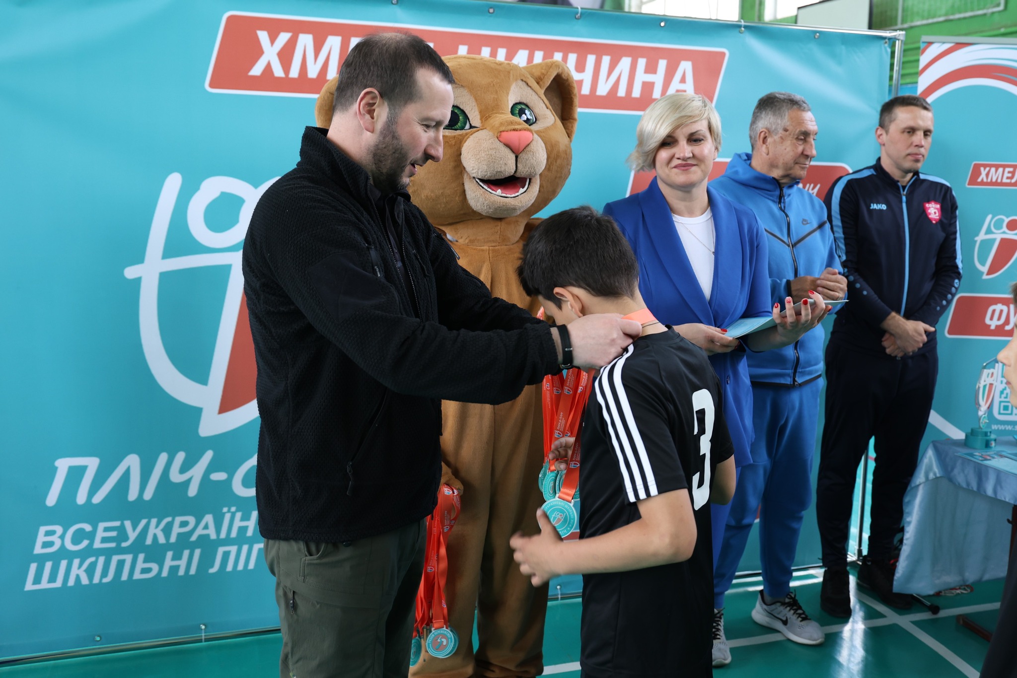 На зображенні може бути: 4 людини та текст «XM 4ИHA JANG XME 支 Ф fi nЛИ4-C BCEyKΡAЙH ЛИ WKИЛbHИ»