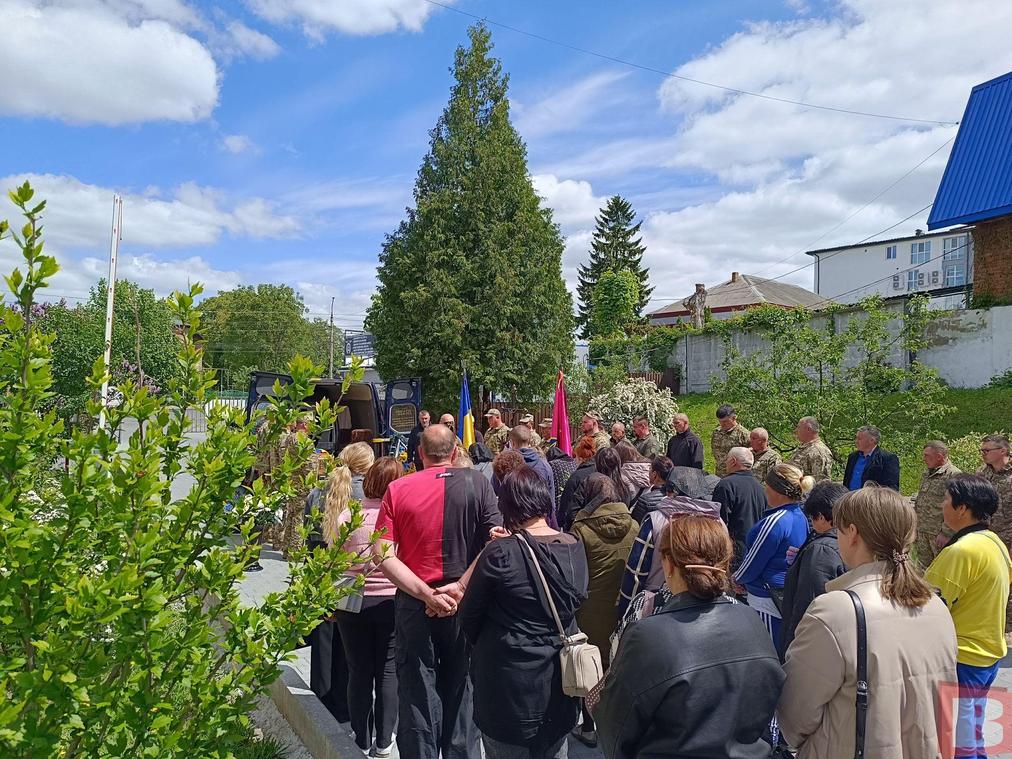 Новини Хмельницького - фото з Попрощались з 29-річним військовим Артемом Кушнером. Без тата залишилось двоє доньок