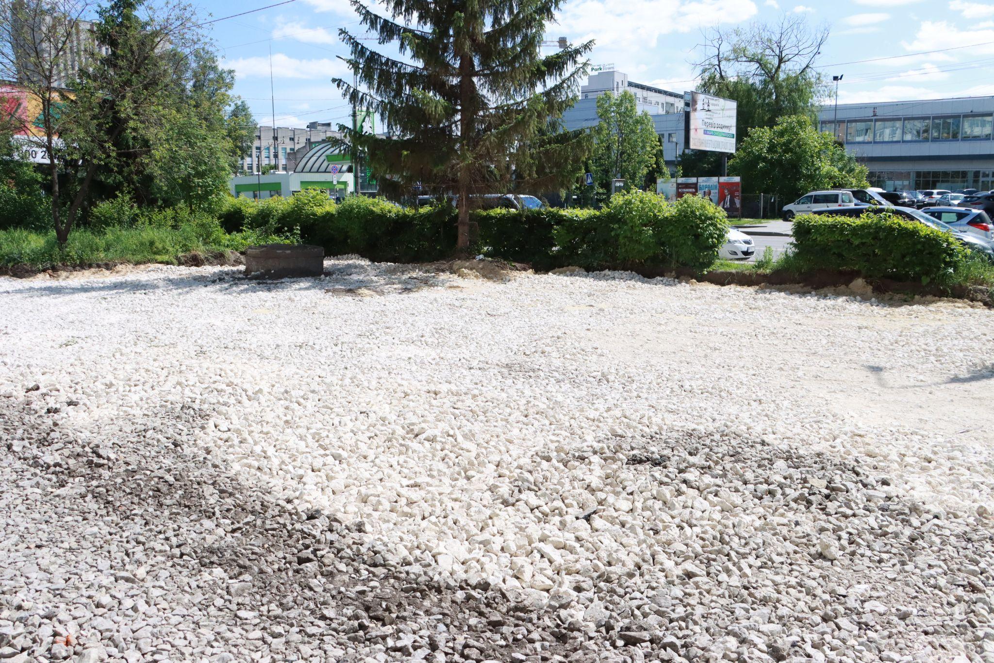 Новини Тернополя - фото з Замість насаджень тепер буде бруківка: на Торговиці спиляли здорові дерева